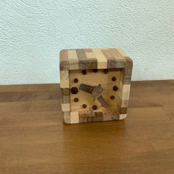 木製小さな置き時計　寄せ木　コンパクト　キュート 1枚目の画像