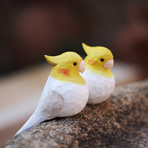玄凤鹦鹉の木彫り小鳥、鳳頭の手作り実木の飾り、新年に縁起担ぎ
