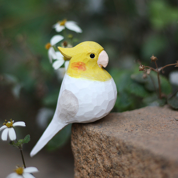 玄凤鹦鹉の木彫り小鳥、鳳頭の手作り実木の飾り、新年に縁起担ぎの小ぽっちゃりな鳥 4枚目の画像