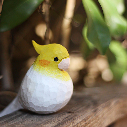 玄凤鹦鹉の木彫り小鳥、鳳頭の手作り実木の飾り、新年に縁起担ぎ