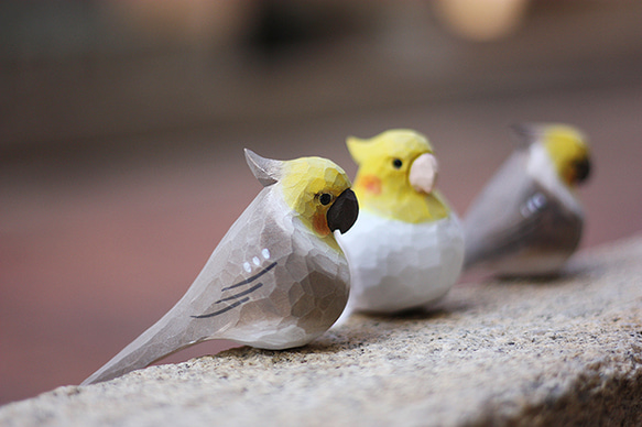 玄凤鹦鹉の木彫り小鳥、鳳頭の手作り実木の飾り、新年に縁起担ぎの小ぽっちゃりな鳥 6枚目の画像