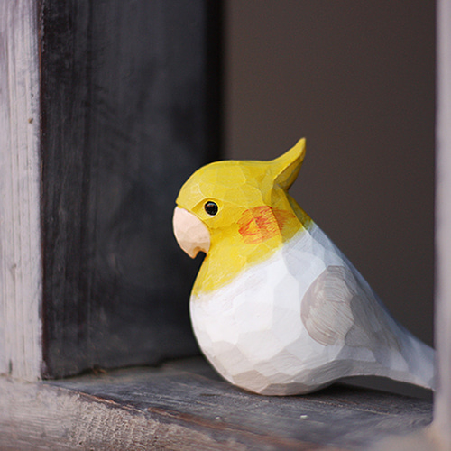 玄凤鹦鹉の木彫り小鳥、鳳頭の手作り実木の飾り、新年に縁起担ぎ