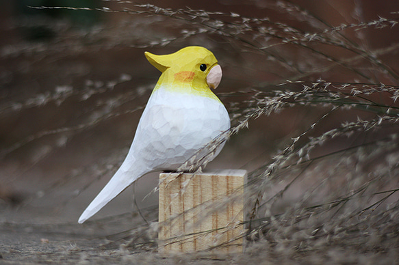 玄凤鹦鹉の木彫り小鳥、鳳頭の手作り実木の飾り、新年に縁起担ぎの小ぽっちゃりな鳥 18枚目の画像