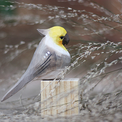 玄凤鹦鹉の木彫り小鳥、鳳頭の手作り実木の飾り、新年に縁起担ぎ
