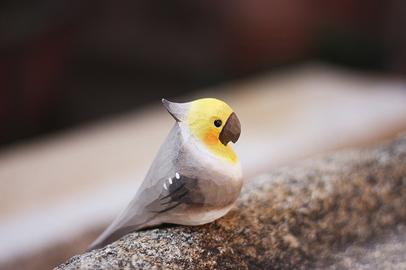 玄凤鹦鹉の木彫り小鳥、鳳頭の手作り実木の飾り、新年に縁起担ぎの小ぽっちゃりな鳥 13枚目の画像