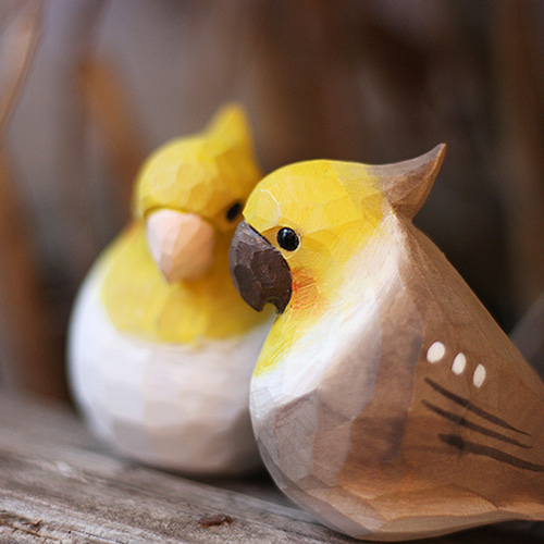 玄凤鹦鹉の木彫り小鳥、鳳頭の手作り実木の飾り、新年に縁起担ぎ
