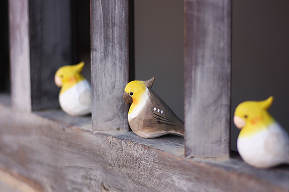 玄凤鹦鹉の木彫り小鳥、鳳頭の手作り実木の飾り、新年に縁起担ぎの小ぽっちゃりな鳥 16枚目の画像