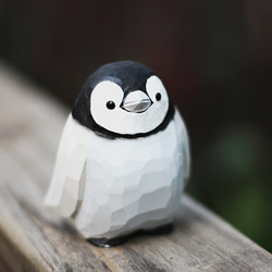 帝王ペンギンの赤ちゃん手彫り木彫り ぽっちゃりとした小鳥 椴木のクリエイティブな飾り 1枚目の画像