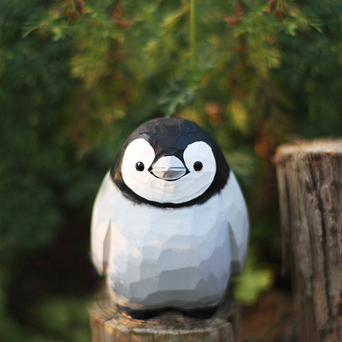 帝王ペンギンの赤ちゃん手彫り木彫り ぽっちゃりとした小鳥 椴木の