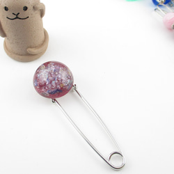 新春クォーツは、大人びていたいけれど、気になるあの人からの連絡にほっこりします♪<カブトピンブローチ>SB968 1枚目の画像