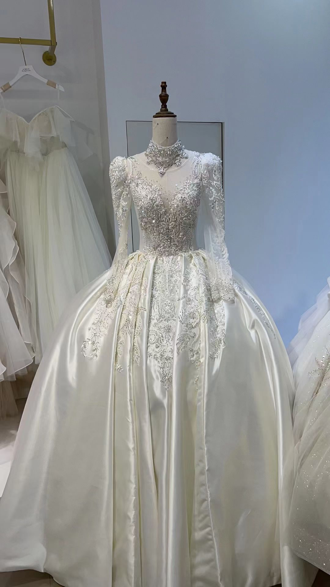 フランス風 Vネックドレス ウエディングドレス オフホワイト 光沢  