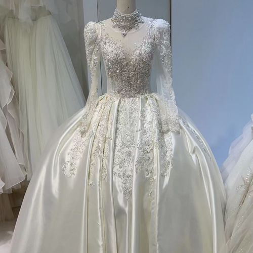 高級感！新作 vネック 高級サテン たっぷりビジュー 美品 フランス風  