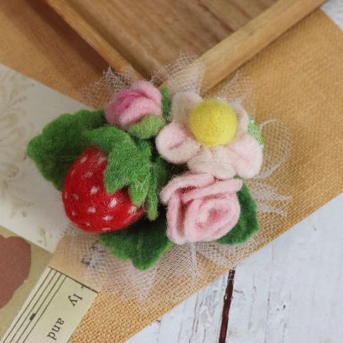 羊毛フェルト】花と草シリーズ 子供用ヘアアクセサリー ストロベリー