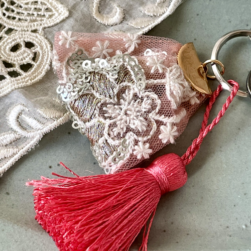 SOLD◇ ハンドメイド タッセル チャーム スイーツ 革タグ 白