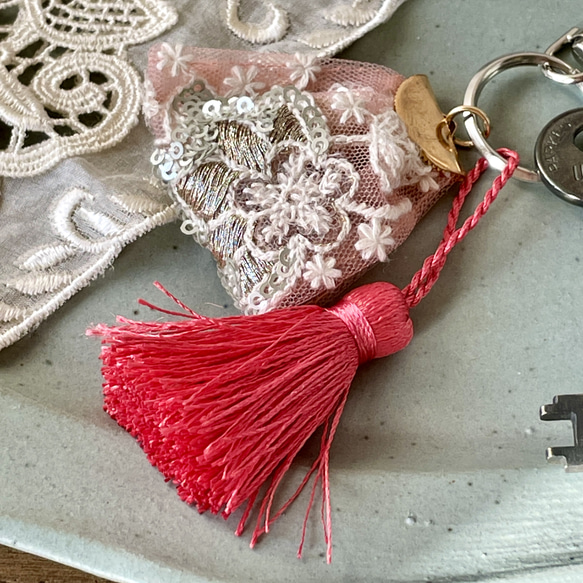 2WAY キーホルダー バッグチャーム インド刺繍 ピンク 白
