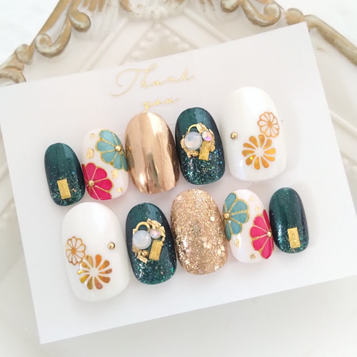 前撮りや振袖や和装に◇緑と赤と金の菊模様と古典柄の和柄のネイル