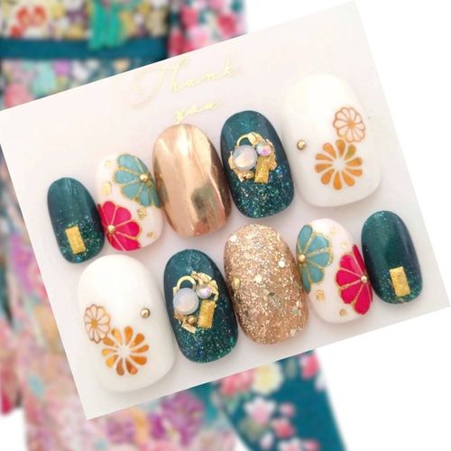 前撮りや振袖や和装に◇緑と赤と金の菊模様と古典柄の和柄のネイル