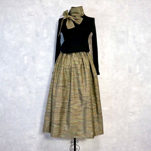 【一点モノ】大島紬 着物リメイク ギャザー スカート & スヌード 〜 四季 で心地良い 上質 絹 100% 〜 the and of skirt Oshima Tsumugi is for 一点モノ 大島紬 着物リメイク ギャザー スカート スヌード 四季 で心地良い 上質 100% 66cm made gathered in lines The it impression with elastic waist also snood by same You can create different pattern your ribbon are rubber circumference