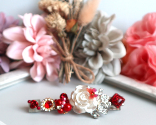 大きなバラにとまる蝶が可憐なヘアアクセサリー レッド Ii0818 ヘア