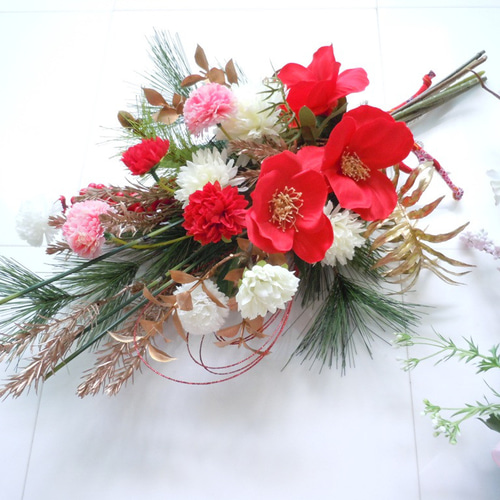 ◇椿とマムの和風スワッグ◇おめでたい紅白アームブーケ 和風アレンジ