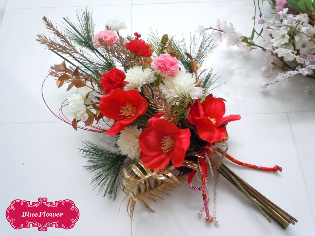 ◆椿とマムの和風スワッグ◆おめでたい紅白アームブーケ 和風アレンジ 玄関飾り 壁掛け お正月飾り 和装ウエディングブーケ