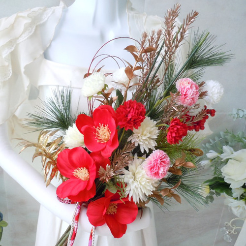 ◇椿とマムの和風スワッグ◇おめでたい紅白アームブーケ 和風アレンジ