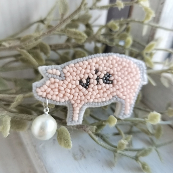 豚さんピンク*ビーズ刺繍ブローチ 2枚目の画像