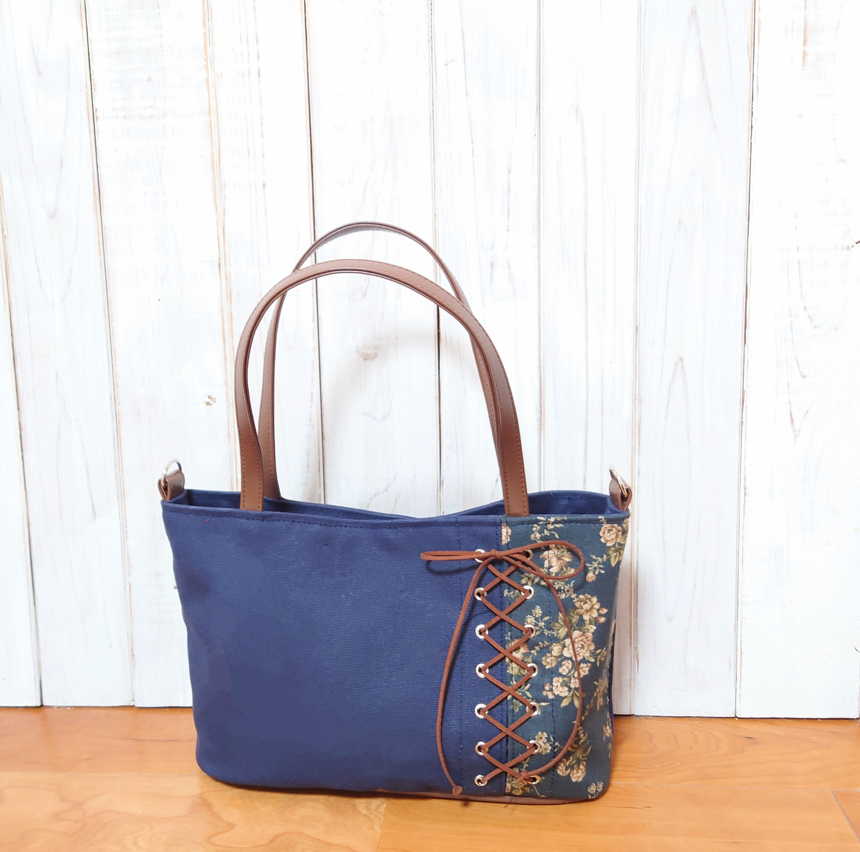 色の変更可能　ネイビーの帆布と花がらと焦げ茶PVCレザーの編み上げバッグ（受注製作）