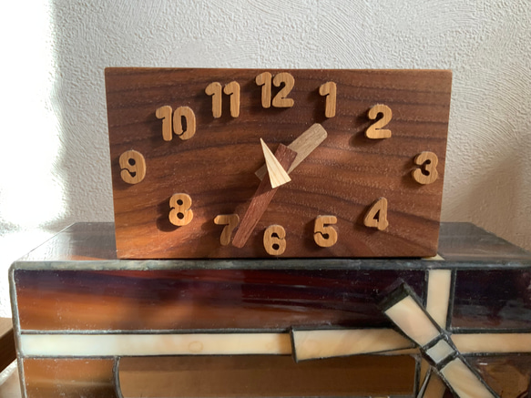 木製置き時計　手作り　楕円形に並ぶ文字符　ウォールナット 1枚目の画像