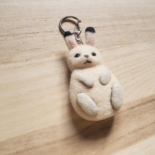 白うさぎキーホルダー 羊毛フェルト mofuri工房 通販｜Creema 