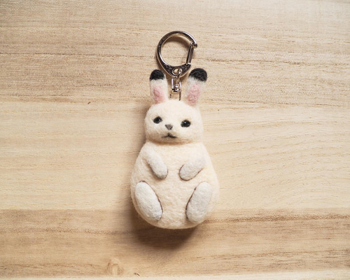 白うさぎキーホルダー 羊毛フェルト mofuri工房 通販 17071880｜Creema