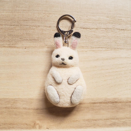白うさぎキーホルダー 羊毛フェルト mofuri工房 通販 17071880｜Creema