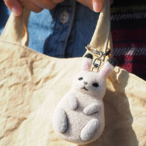 白うさぎキーホルダー 羊毛フェルト mofuri工房 通販 17071880｜Creema