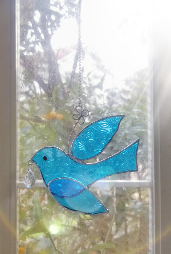 ステンドグラス　クリスタルを運ぶ　青い鳥のサンキャッチャー(ミニサイズ) 2枚目の画像