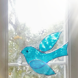 ステンドグラス　クリスタルを運ぶ　青い鳥のサンキャッチャー(ミニサイズ) 1枚目の画像