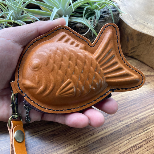 国産本革】たい焼き型ミニポーチ｜遊び心ある小銭・小物入れ｜手縫い