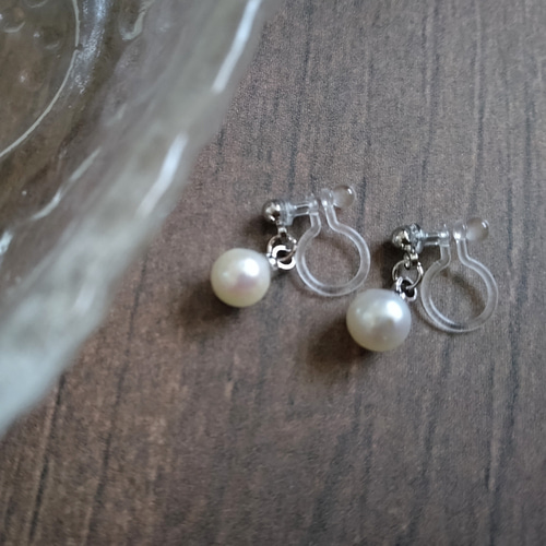 日本産あこや真珠】 揺れる一粒パールの樹脂ノンホールピアス（樹脂