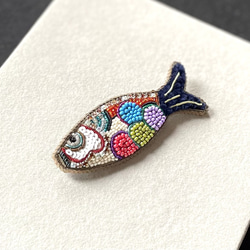 ビーズ刺繍のブローチ　-カラフルフィッシュ-fish 4枚目の画像