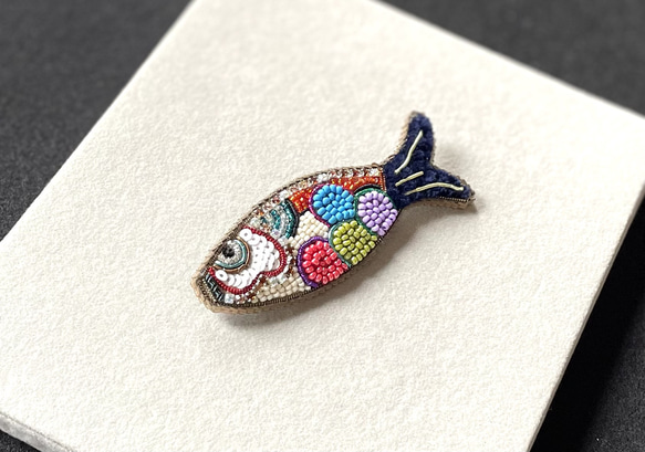 ビーズ刺繍のブローチ　-カラフルフィッシュ-fish 4枚目の画像