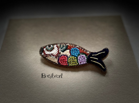 ビーズ刺繍のブローチ　-カラフルフィッシュ-fish 1枚目の画像