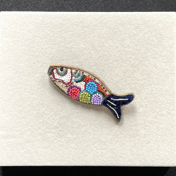 ビーズ刺繍のブローチ　-カラフルフィッシュ-fish 3枚目の画像