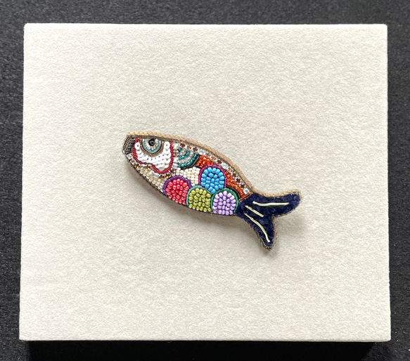 ビーズ刺繍のブローチ　-カラフルフィッシュ-fish 3枚目の画像