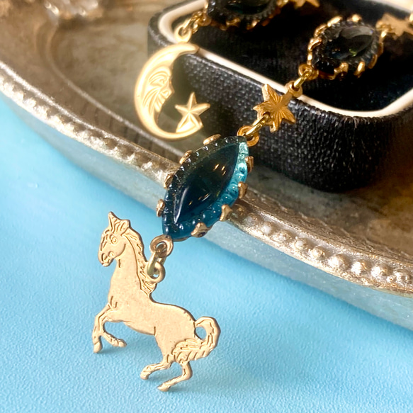 ✤チェコスロバキアヴィンテージグラスMont Sapphire 三日月と馬のピアス✤ 2枚目の画像
