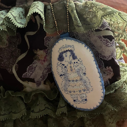 ドール刺繍ブローチ/チャーム「青ドレスの子」 3枚目の画像