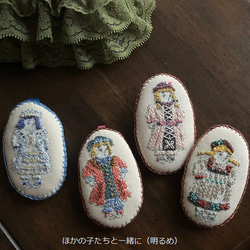 ドール刺繍ブローチ/チャーム「青ドレスの子」 6枚目の画像