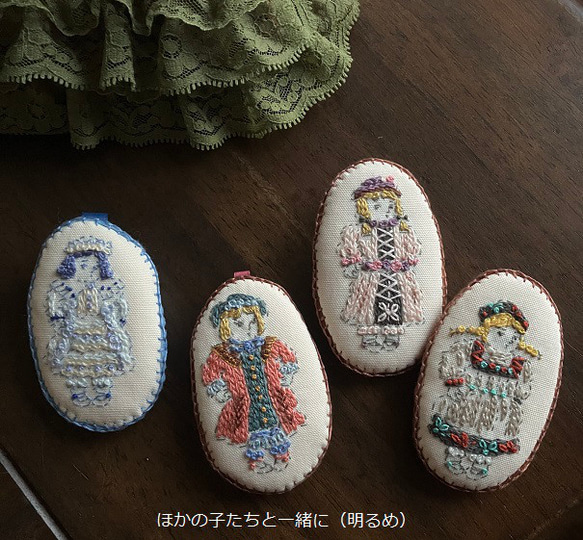 ドール刺繍ブローチ/チャーム「青ドレスの子」 6枚目の画像