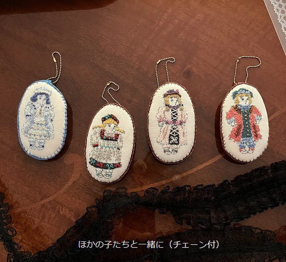 ドール刺繍ブローチ/チャーム「青ドレスの子」 8枚目の画像