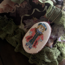 ドール刺繍ブローチ/チャーム「プチボタンドレスの子」 2枚目の画像