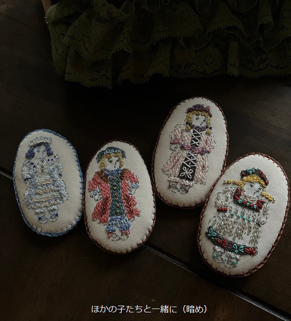 ドール刺繍ブローチ/チャーム「プチボタンドレスの子」 7枚目の画像