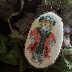 ドール刺繍ブローチ/チャーム「プチボタンドレスの子」 1枚目の画像